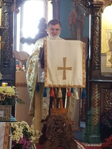 Parintele Cristian oficiind Sfanta Liturghie