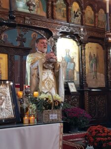 Parintele Cristian ridicand Sfanta Cruce