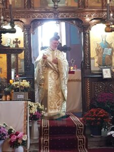 Parintele Cristian sfintind biserica Sf Arh Mihail si Gavriil din Dascalu