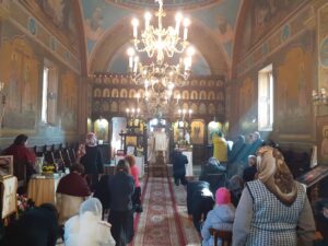 Parintele Cristian si credinciosii in timpul citirii Sf Evanghelii