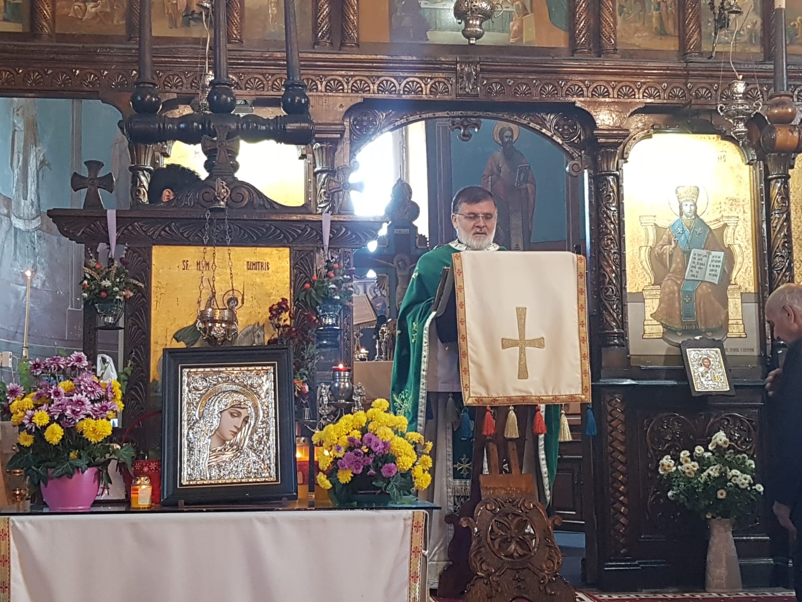 Parintele Cristian citind Sfanta Scriptura in biserica Sf Arh Mihail si Gavriil, Dascalu