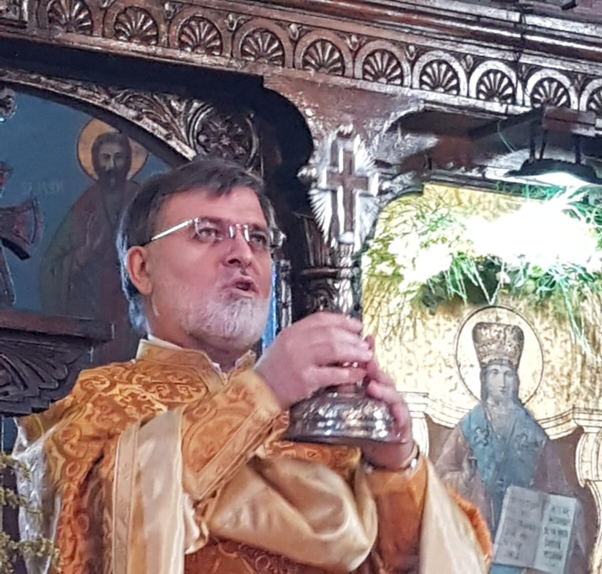 Parintele Cristian inaltand Sfanta Cruce