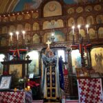 Parintele Cristian inaltand Sfanta Cruce