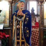Parintele Cristian tinand Sfanta Cruce