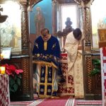Preotii Cristian si Catalin Constantin inchinandu-se